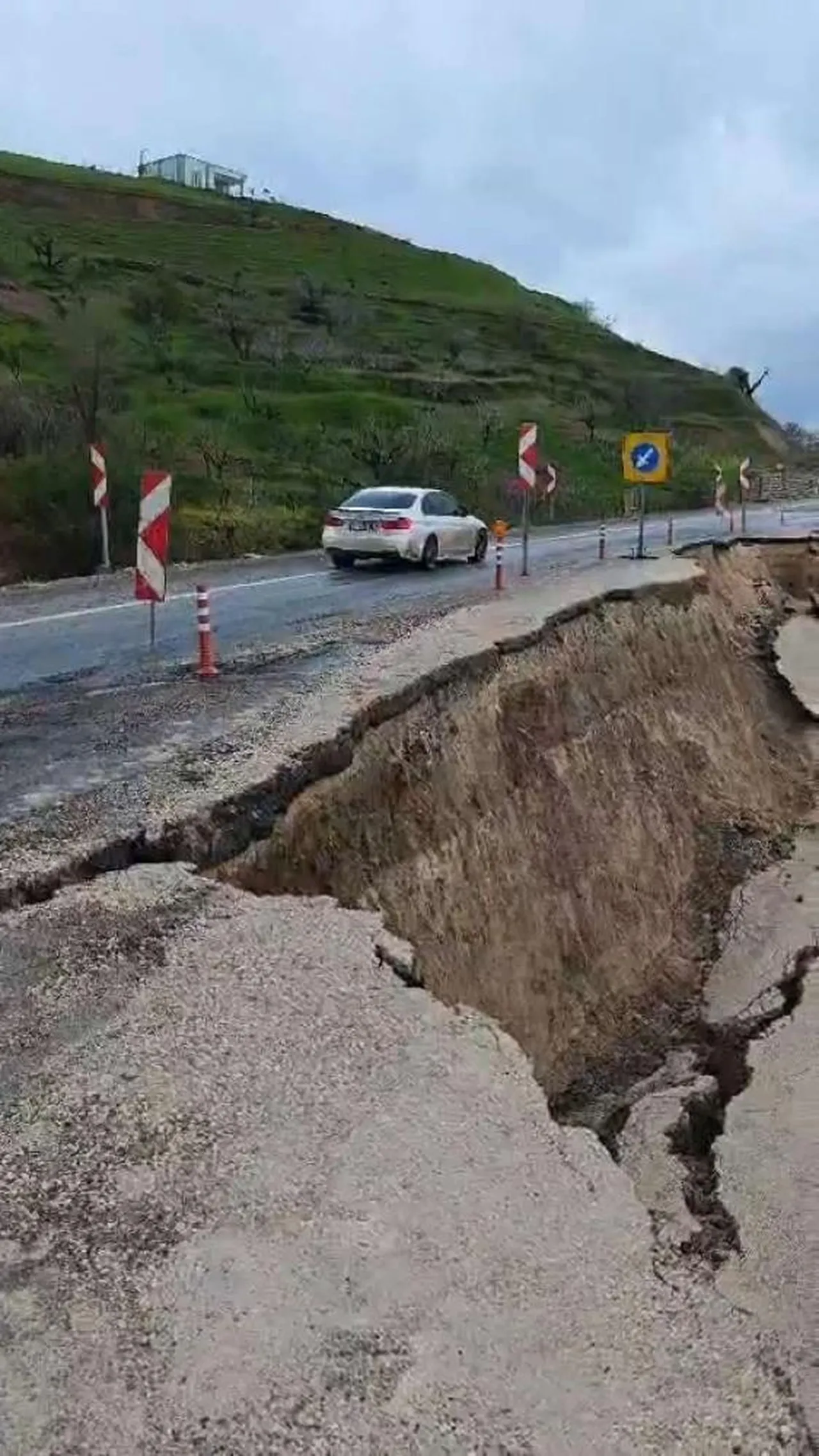 Tüyler ürperten manzara! Bir değil iki yerde oldu, yollar yutuldu