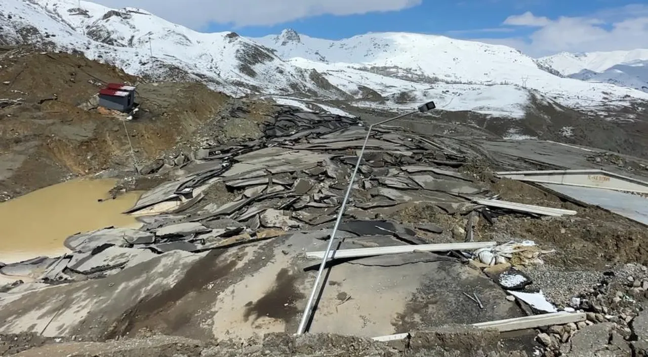 Tüyler ürperten manzara! Bir değil iki yerde oldu, yollar yutuldu