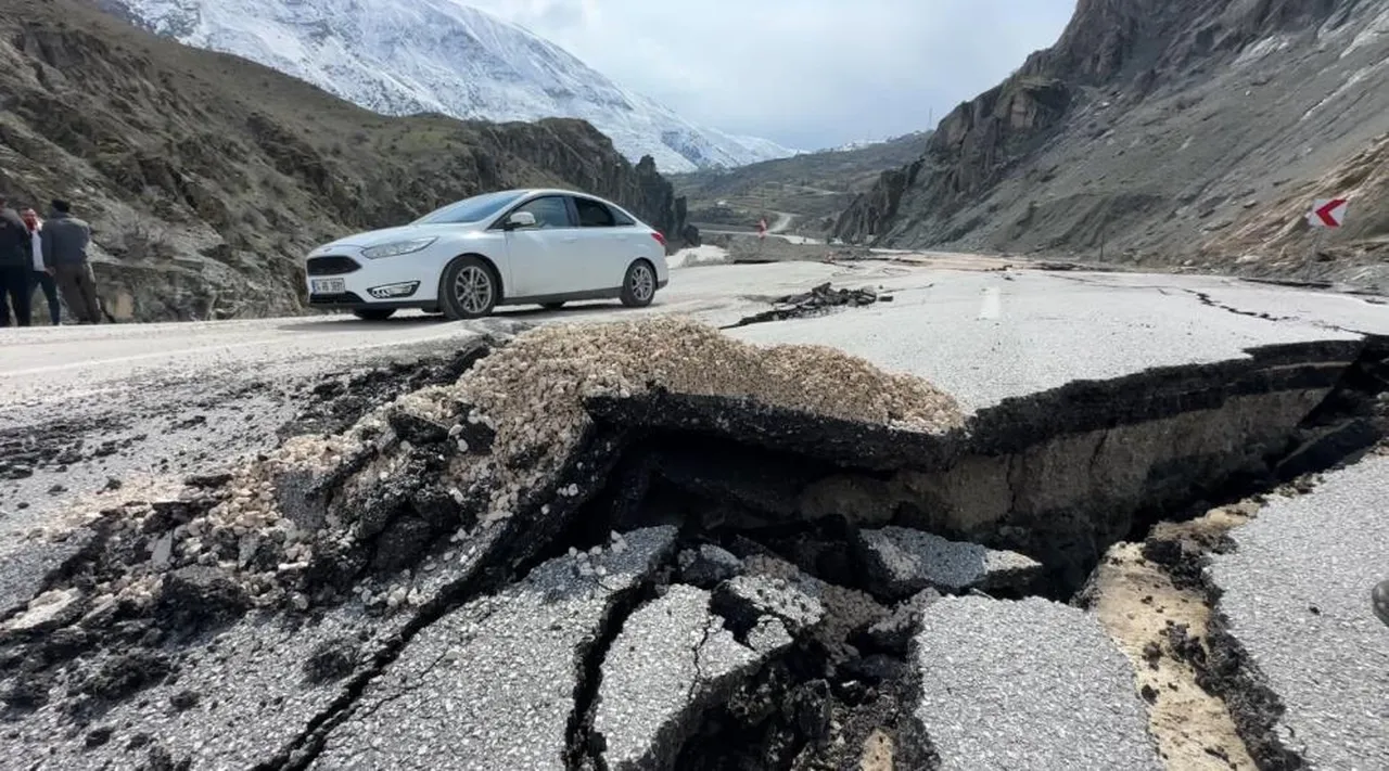 Tüyler ürperten manzara! Bir değil iki yerde oldu, yollar yutuldu