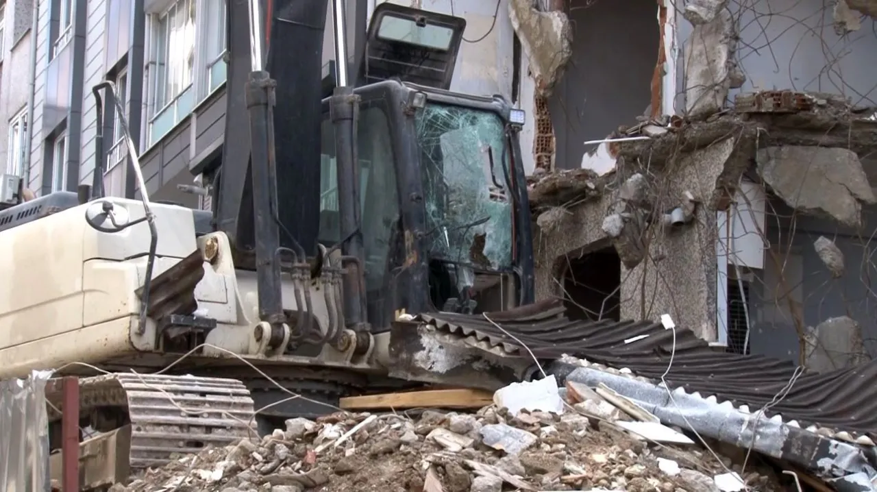 Yıkım çalışmasında feci kaza! Kepçenin camını delen tahta operatörü hastanelik etti