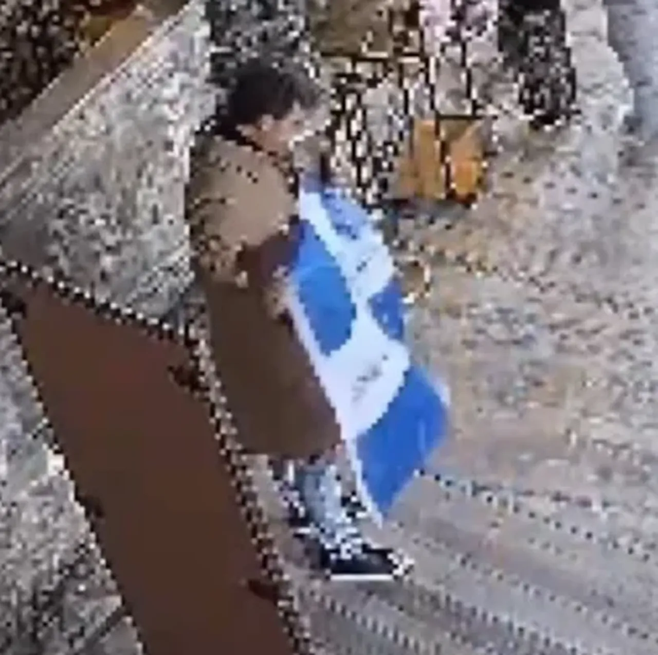 Yunan turistlerin skandal pozu