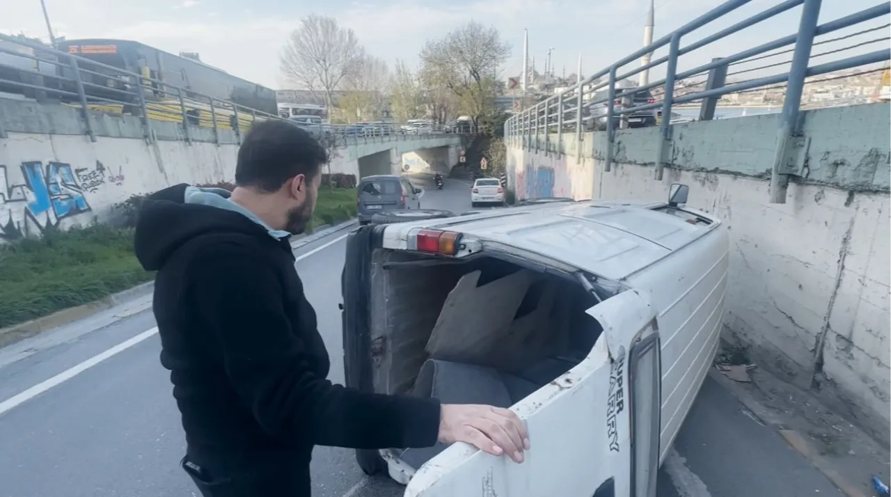 Beyoğlu'nda hafif ticari araç devrildi! Aracın içinde çalan şarkı dikkat çekti