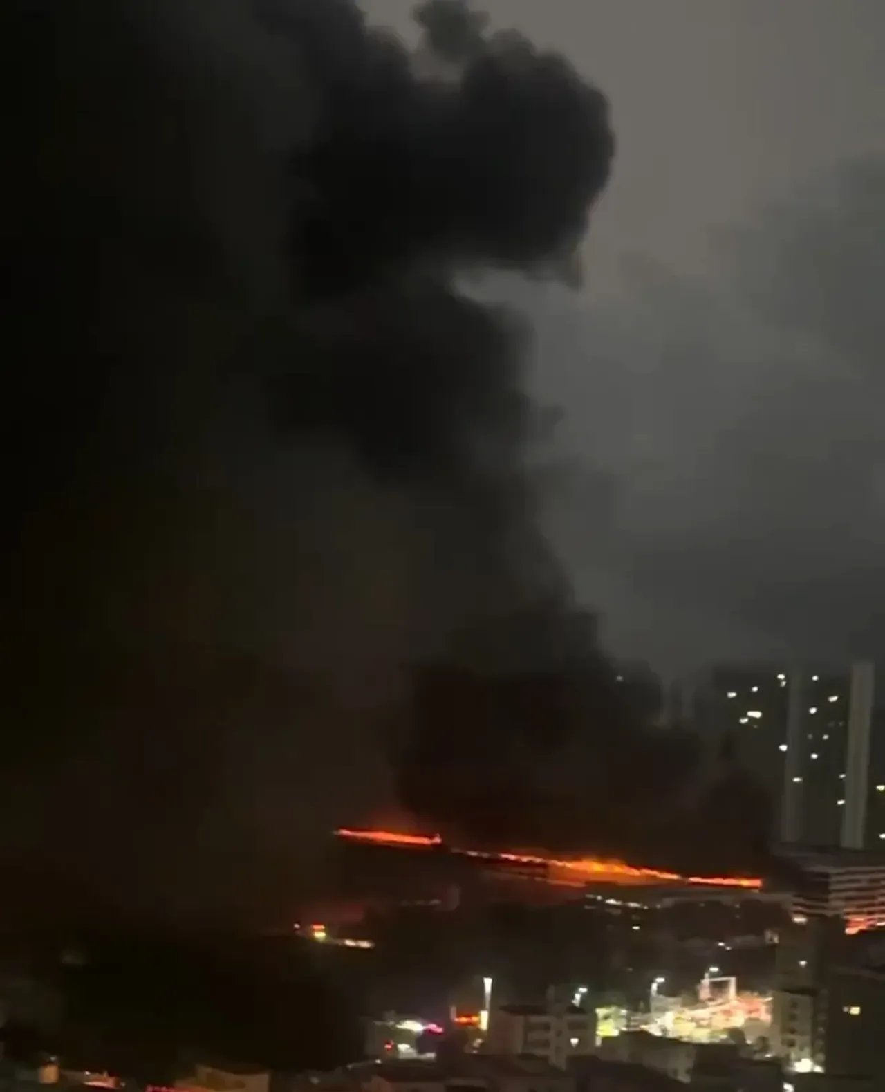 Çinli otomotiv devi BYDnin fabrikasında büyük yangın! Dakikalar içinde alev topuna döndü