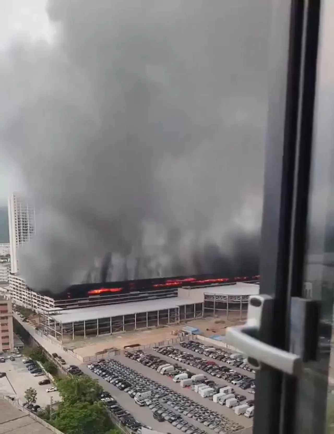 Çinli otomotiv devi BYDnin fabrikasında büyük yangın! Dakikalar içinde alev topuna döndü