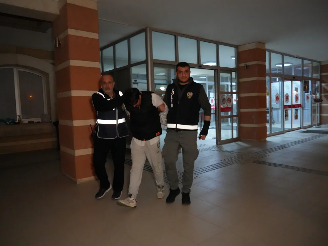 Dehşet evinde ilk duruşma! İfadesi tüyler ürpertti! Eşimin cesediyle 8 gün uyudum