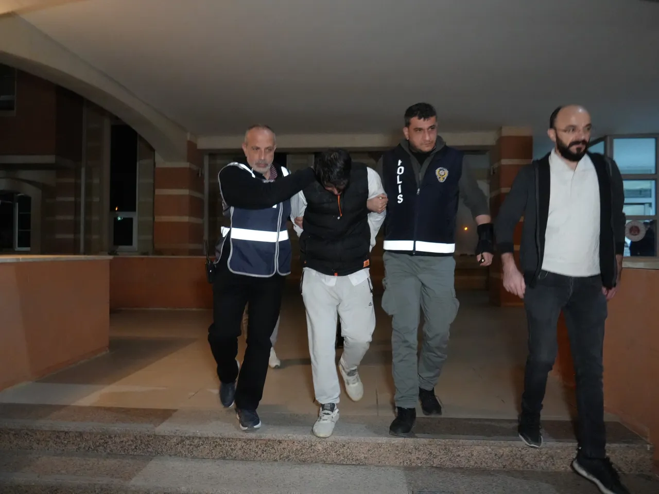 Dehşet evinde ilk duruşma! İfadesi tüyler ürpertti! Eşimin cesediyle 8 gün uyudum