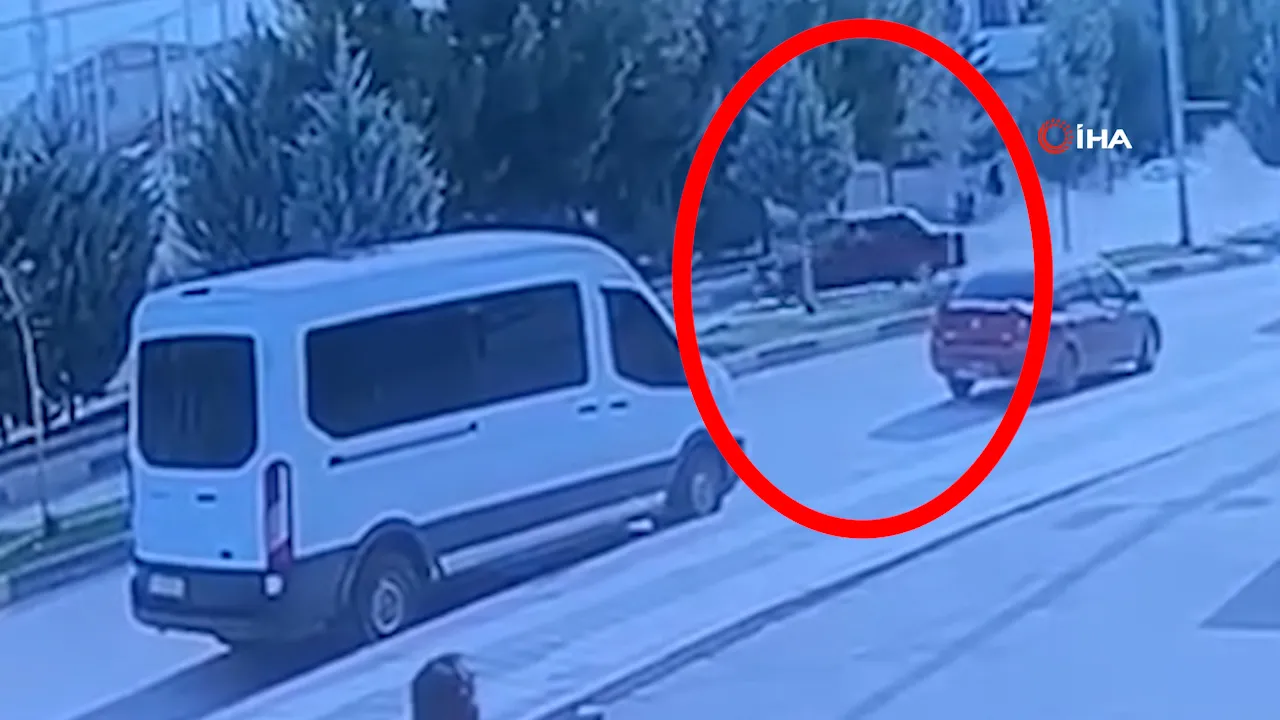 Diyarbakır'da kontrolden çıkan otomobilin öğrencilere çarptığı anlar kamerada