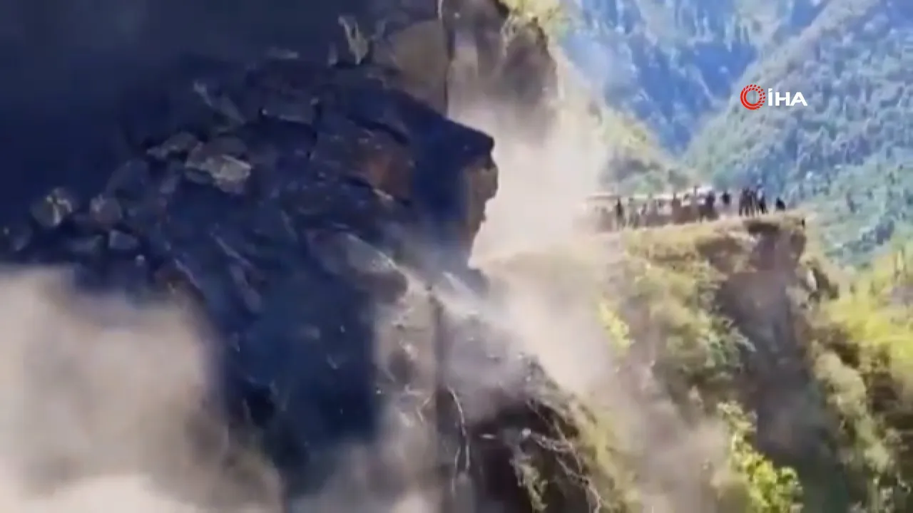 Facianın eşiğinden dönüldü! Devasa kaya saniyeler içinde böyle çöktü