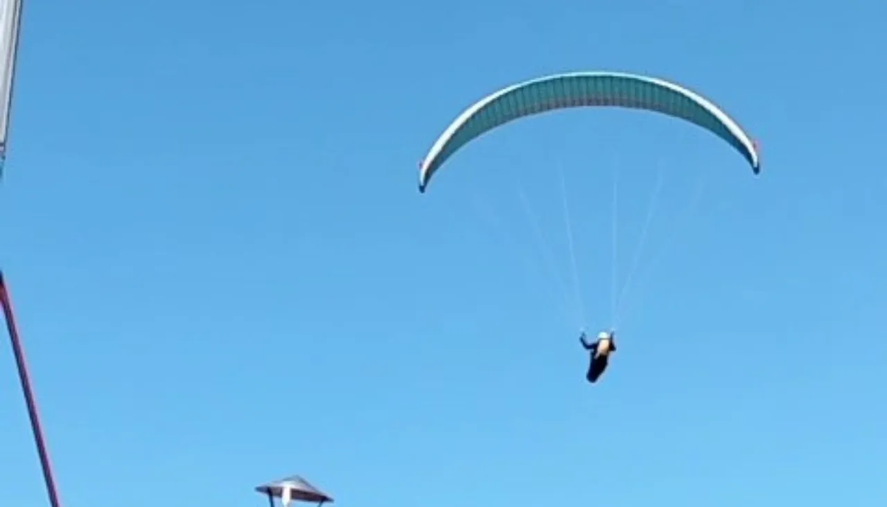 Gökyüzünde gülümseten anlar! Paraşütçüyü çaya davet etti