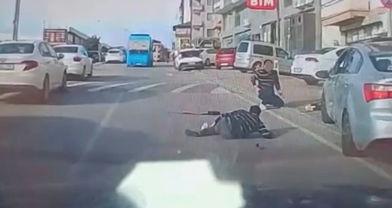 Kocaeli'de direksiyon başında uyuyan sürücünün yayalara çarptığı anlar kamerada