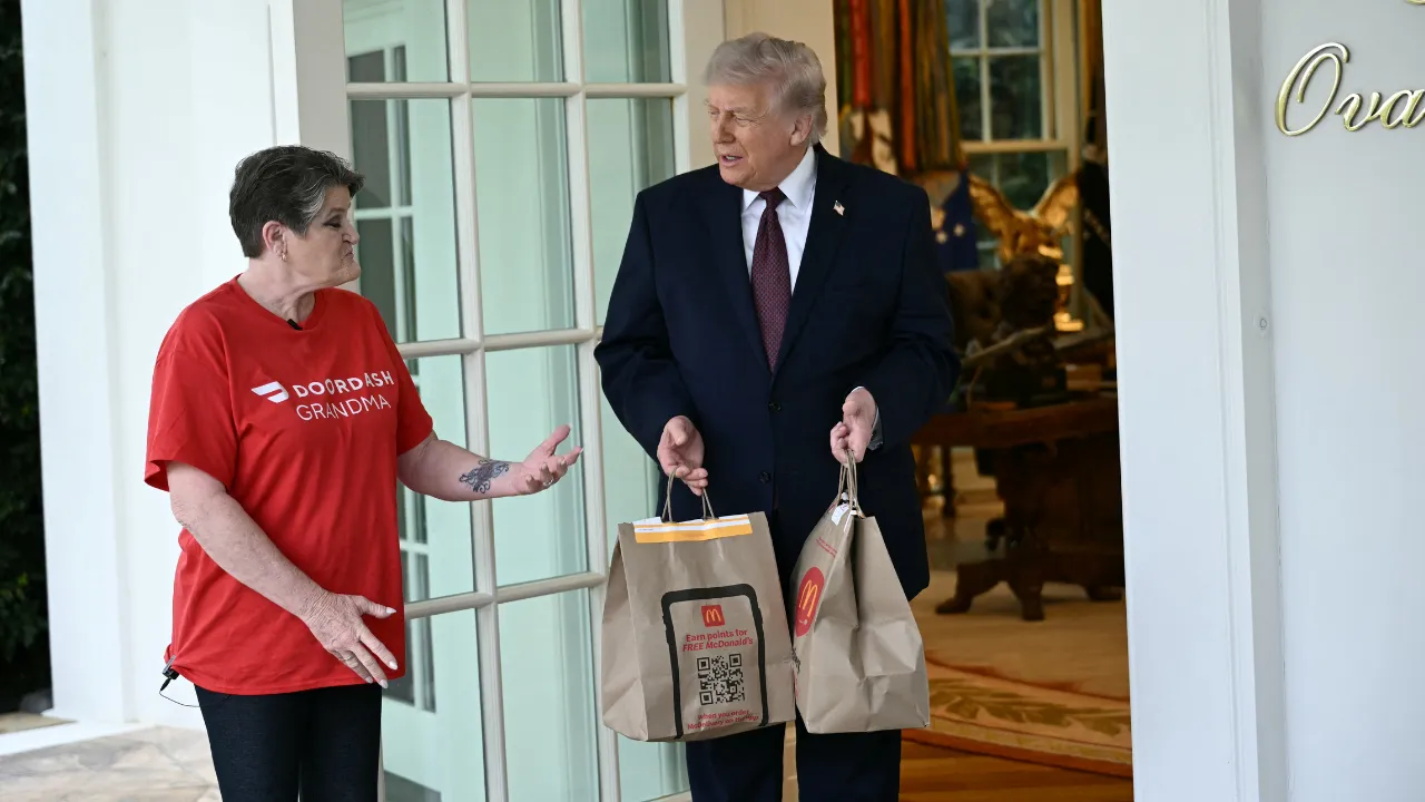 Oval Ofis'in kapısında çok konuşulacak diyalog! Trump, kuryeyi bizzat karşıladı: Dikkat çeken bahşiş detayı