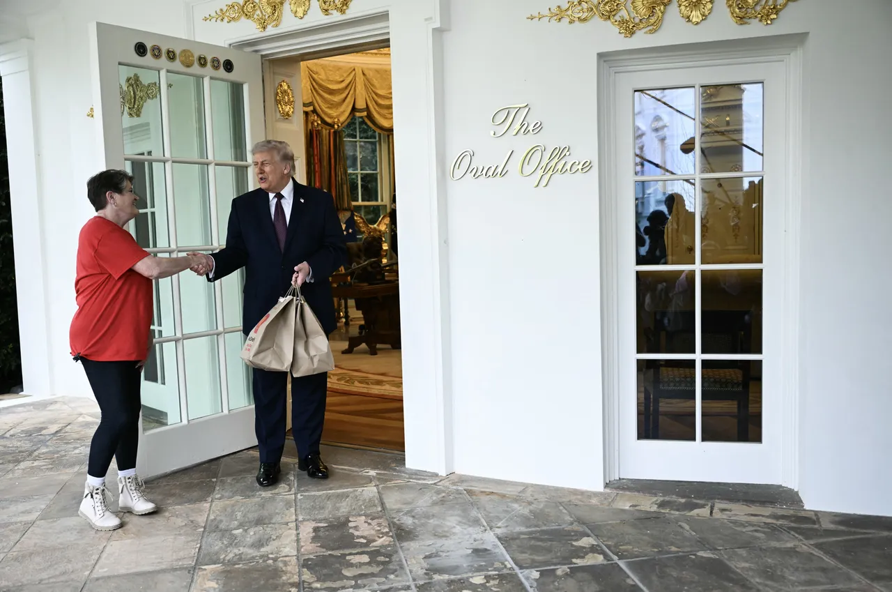 Oval Ofisin kapısında çok konuşulacak diyalog! Trump, kuryeyi bizzat karşıladı: Dikkat çeken bahşiş detayı