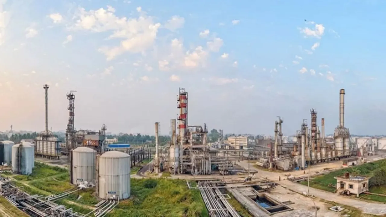 Piyasaları altüst eden karar! Ülkedeki tek devlet rafinesi şalteri indirdi