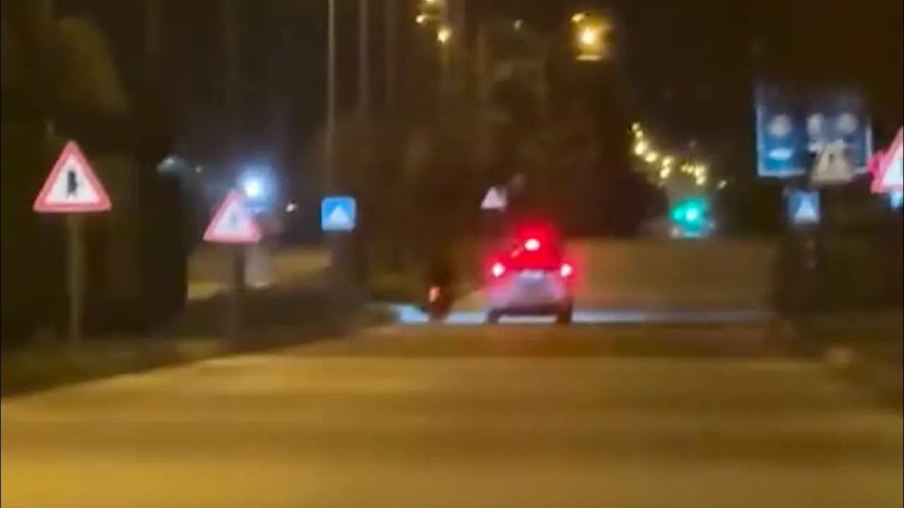 Polisten kaçan plakasız motosiklet sürücüsünü koşarak yakalayan polis kamerada