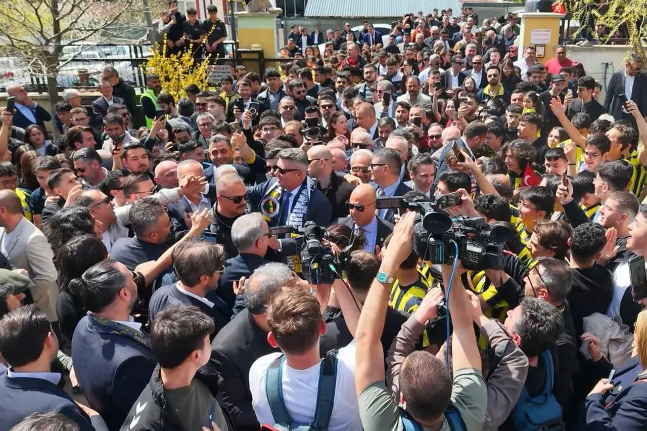 Sadettin Saran'a, Kırıkkale'de öğrenciler ve vatandaşlar ilgi gösterdi.