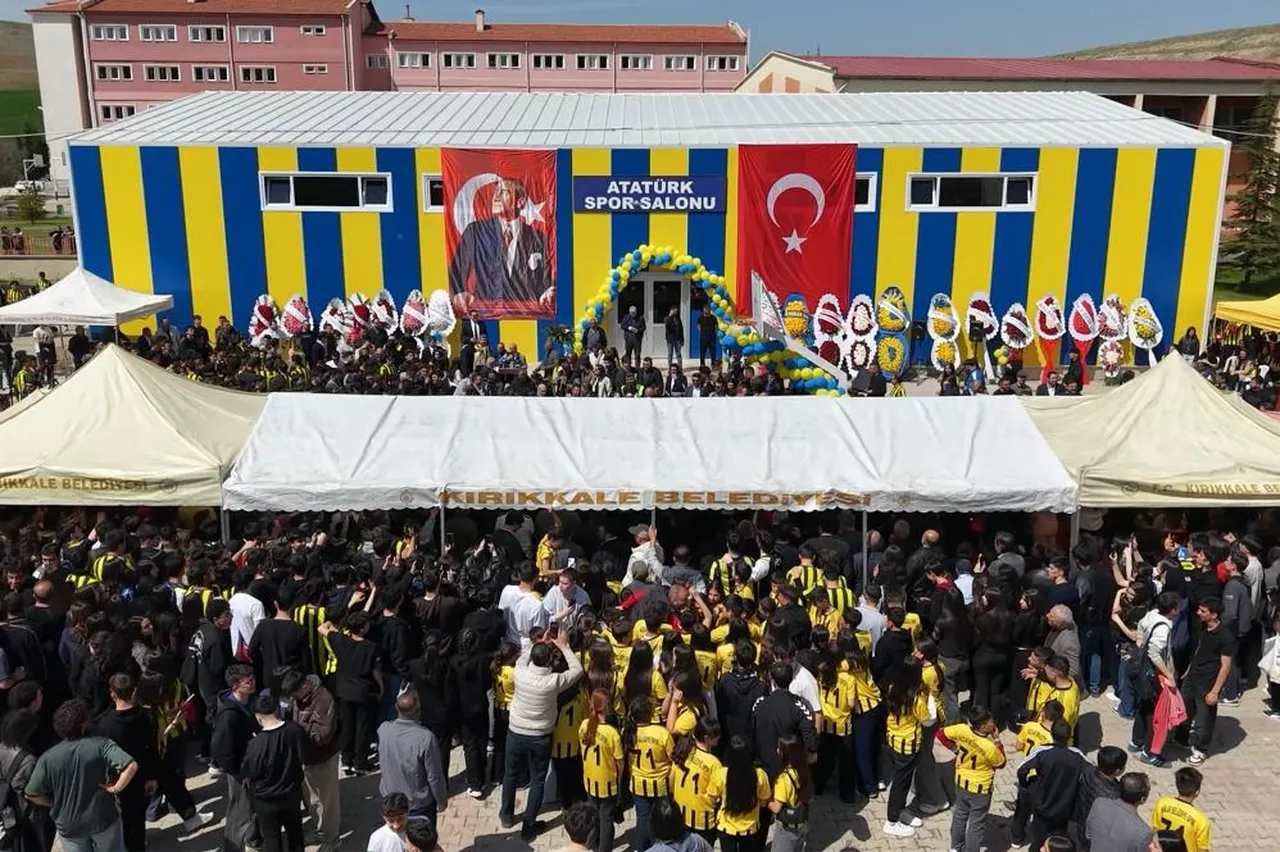 Osman Gazi Fen Lisesi'nde yaptırılan Atatürk Spor Salonu