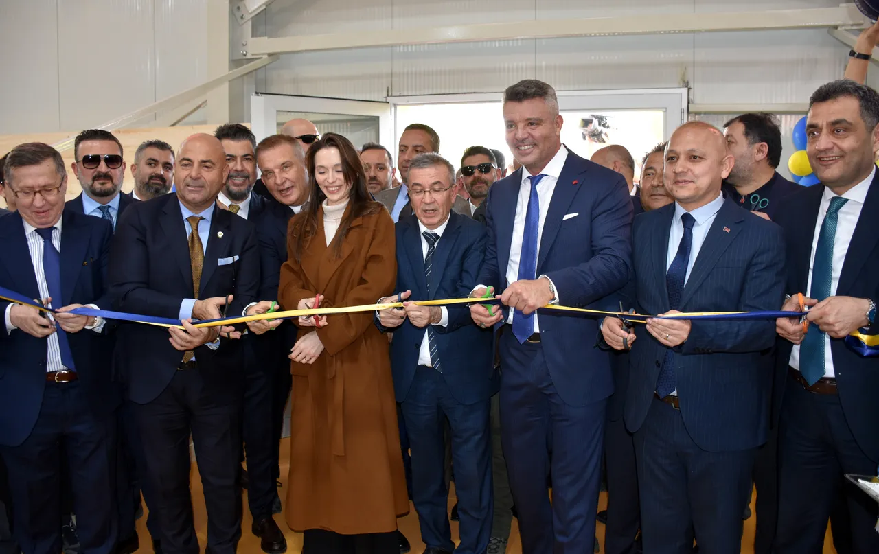 Saran ve beraberindekiler, salonun açılışını yaparak öğrencilerle selamlaştı.