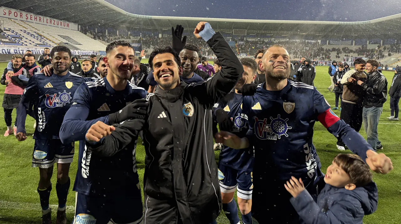 Erzurumspor FK ile Boluspor, ligin 35'inci haftasında karşılaştı. Kazanan Erzurumspor FK maç sonu büyük sevinç yaşadı.
