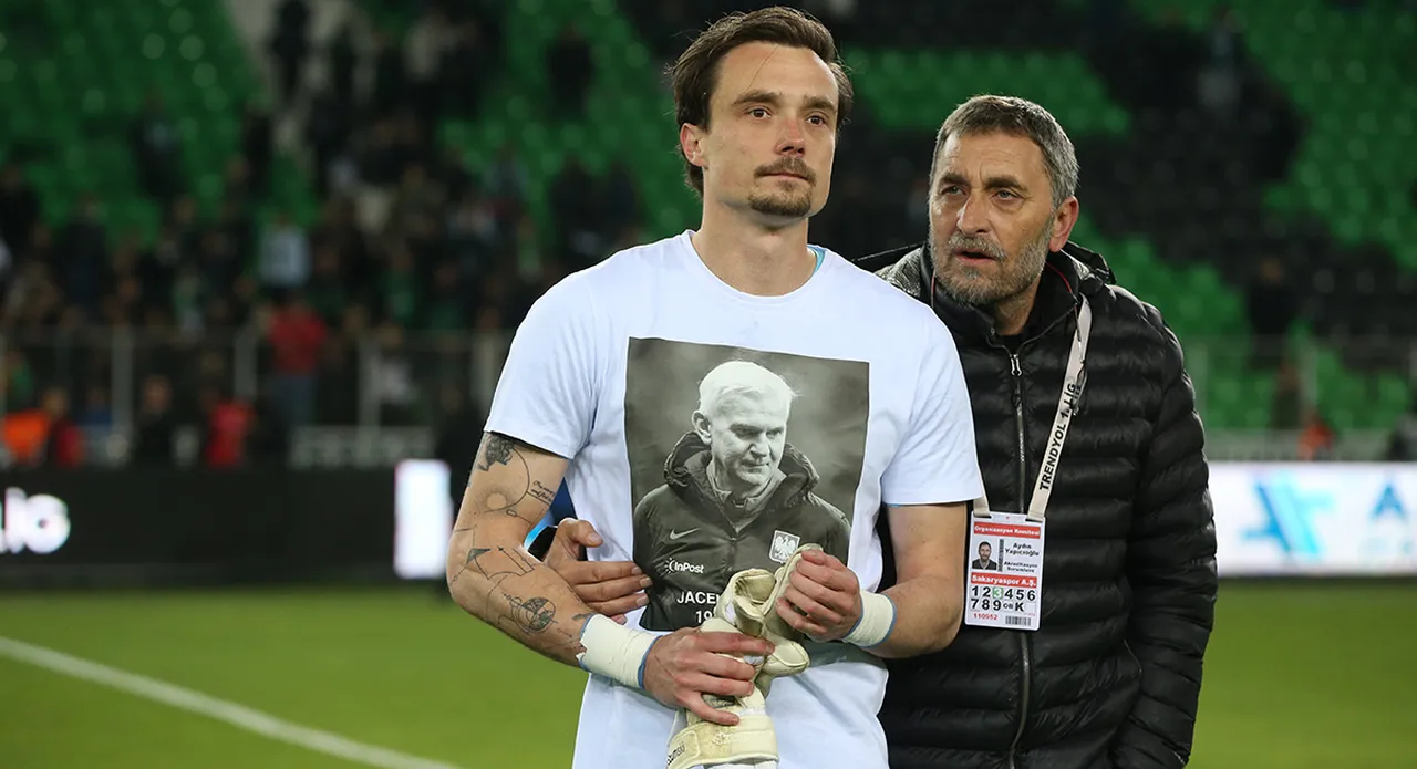 Sakaryaspor, sahasında Esenler Erokspor'a yenilerek, küme düştü. Kaleci Szumski, maç sonu üzüntü yaşadı.