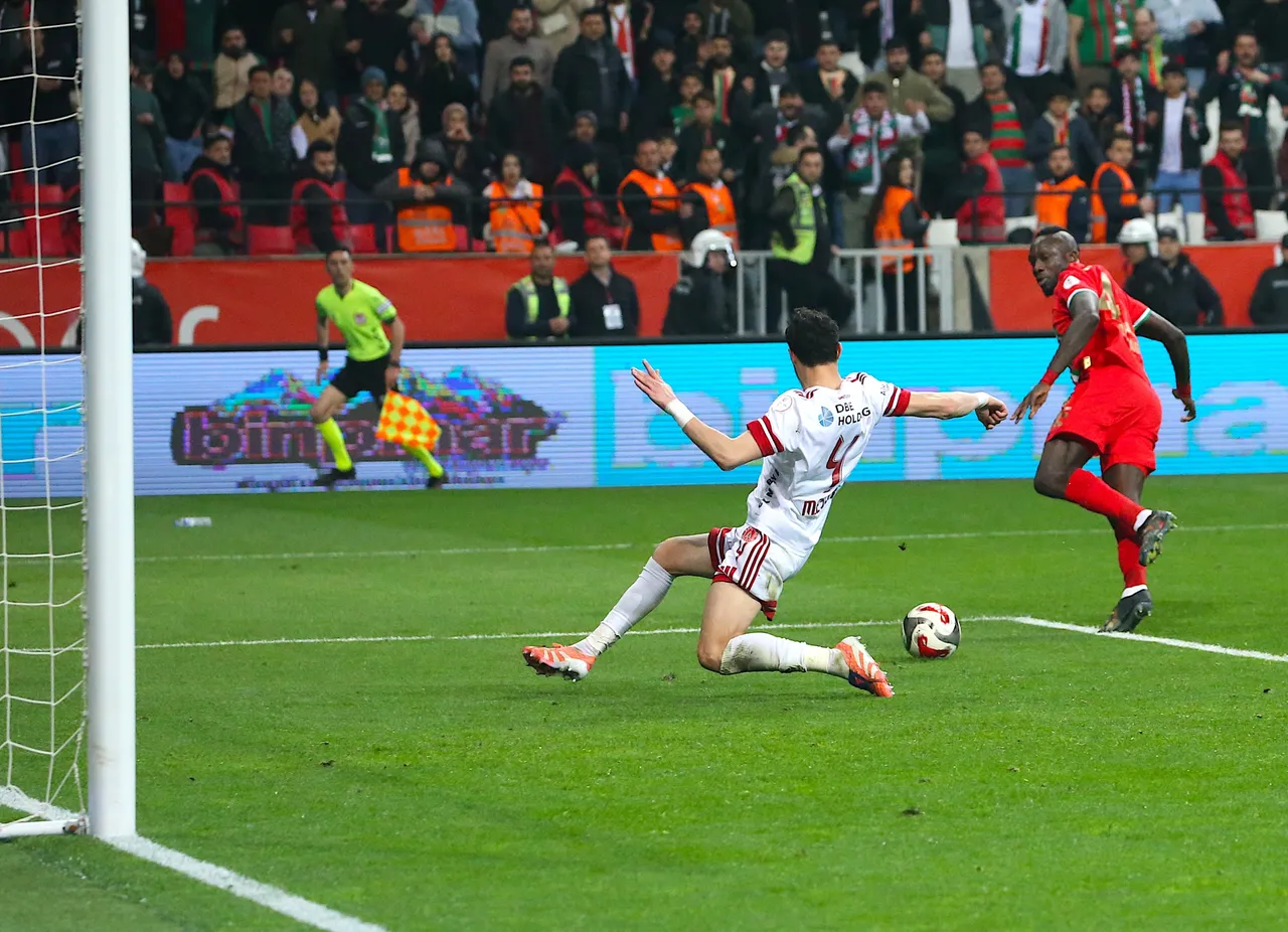 Amed Sportif Faaliyetler ile Ümraniyespor, Diyarbakır Stadı’nda karşılaştı. Amed Sportif Faaliyetler oyuncusu Mbaye Diagne gol attı.