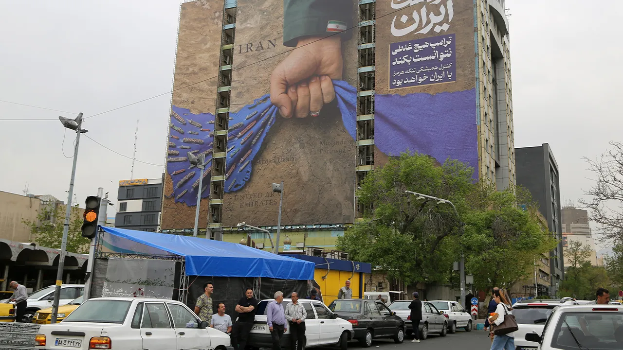 Tahran’daki Vanak Meydanı’na dev bir afiş asıldı. Afişte, “Hürmüz Boğazı sonsuza dek İran’ın elinde. Trump hiçbir şey yapamadı ve boğazın kalıcı kontrolü İran’da olacak” ifadeleri yer aldı