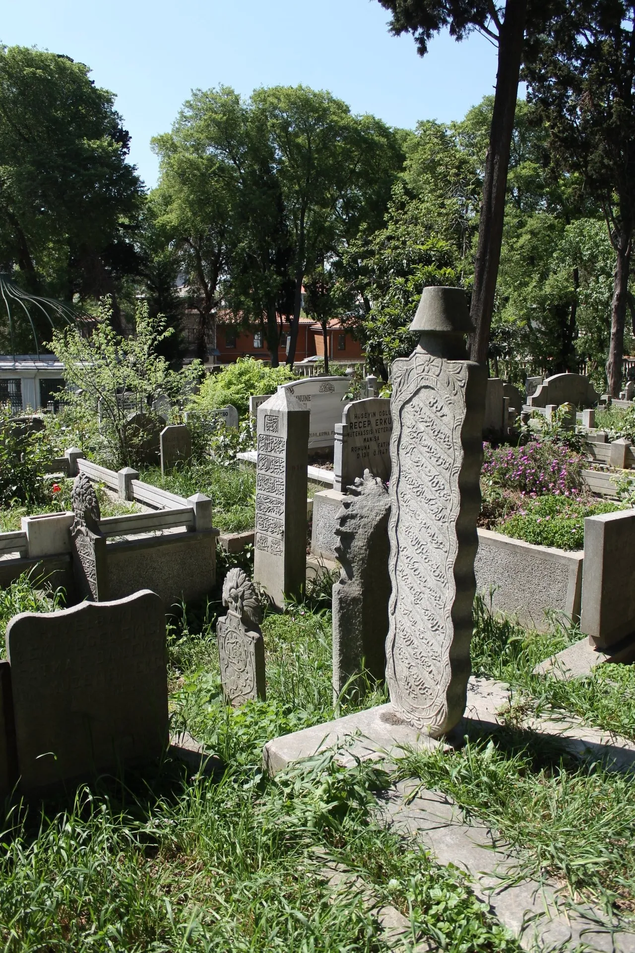 10 yılda yok ettiler! Tarihi mezar taşları yağmalandı