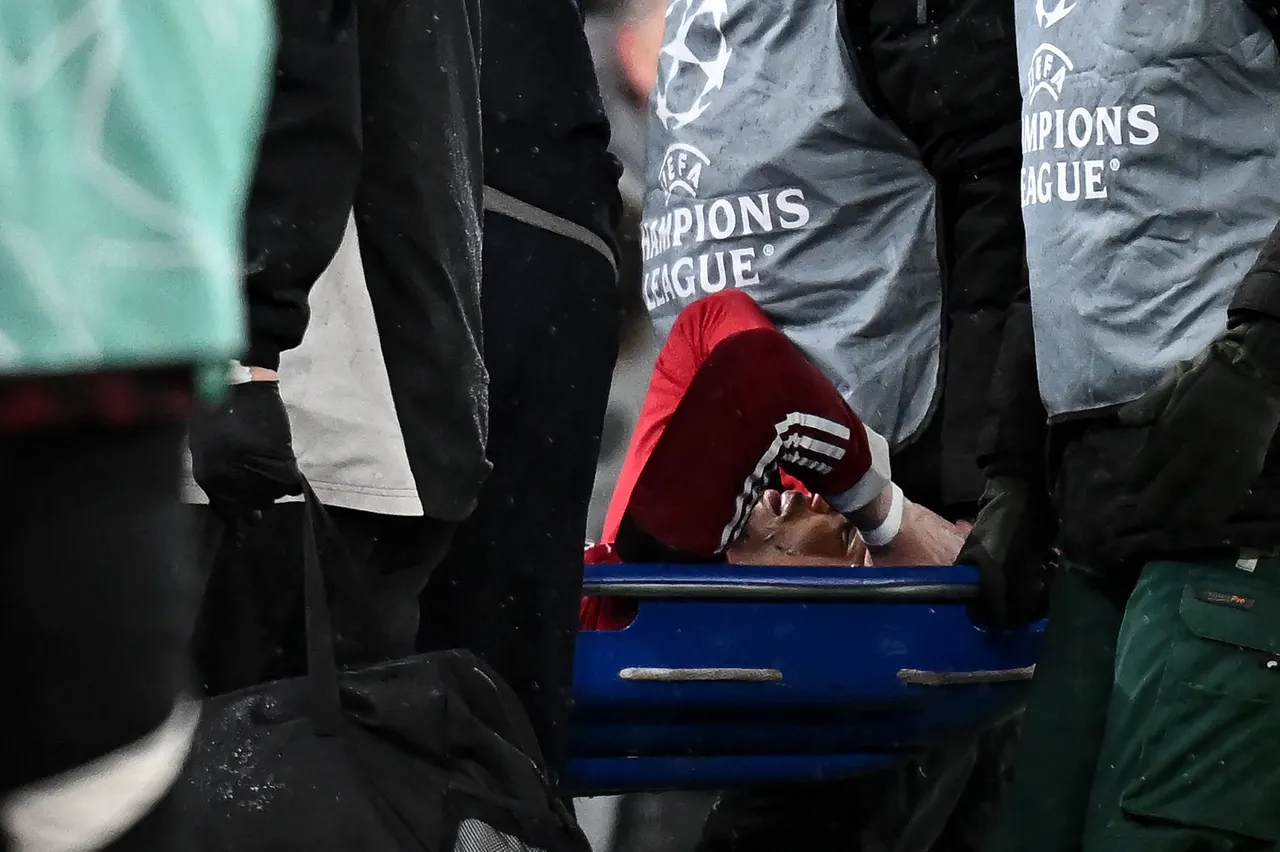 Büyük üzüntü yaşayan Fransız futbolcu, sahayı sedyeyle terk etti.