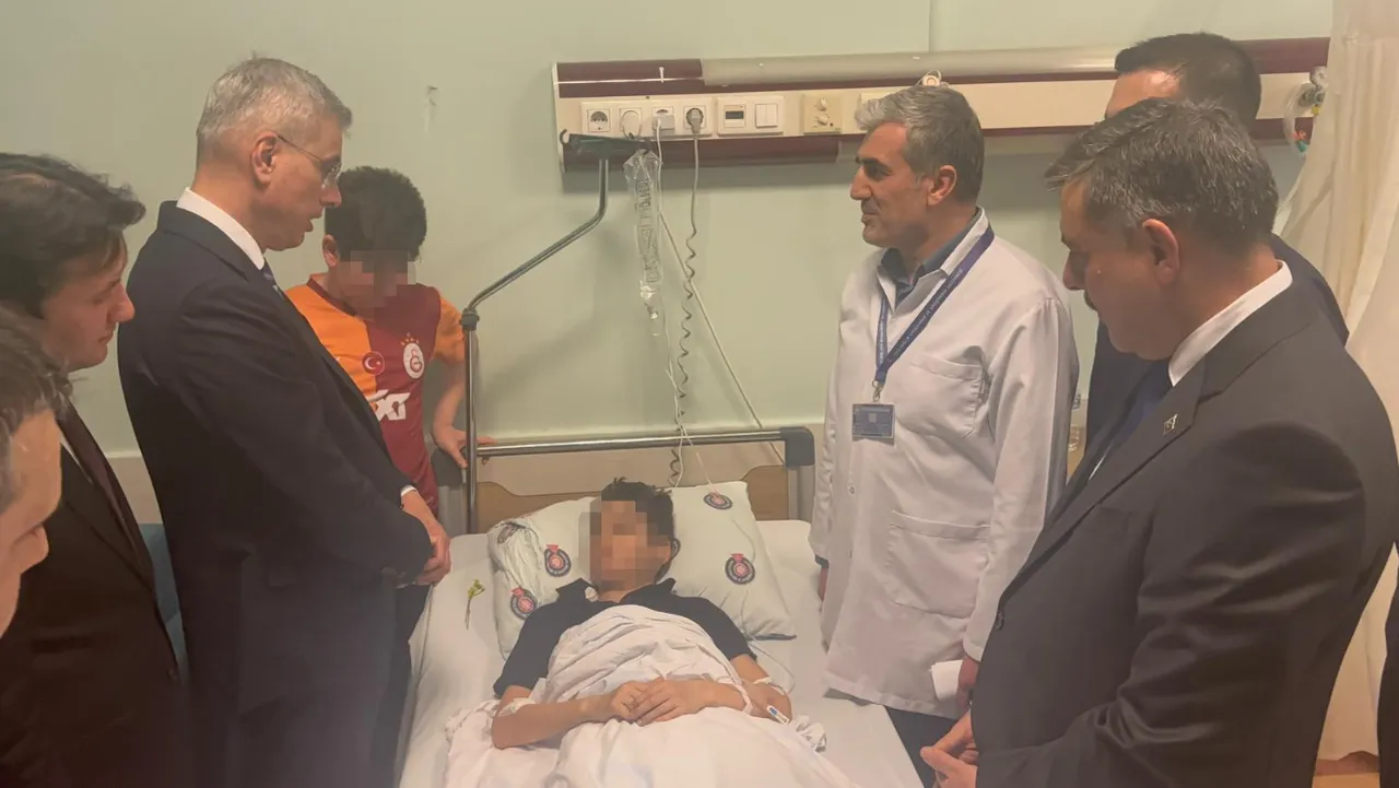 Bakanlar yaralı öğrencileri ziyaret etti! Kahramanmaraş'taki okul saldırısı sonrası tedavileri sürüyor 