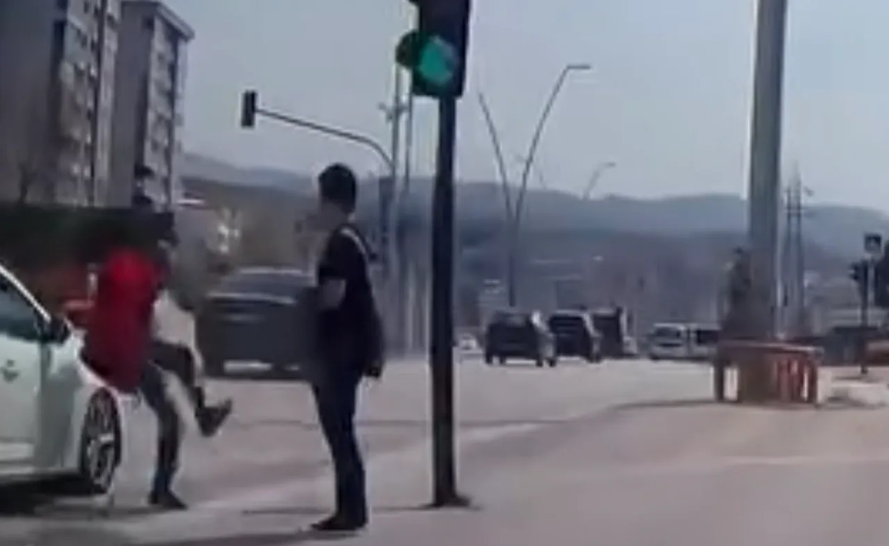 Bir adımla otomobilin altında kalmaktan kurtuldu! Faciayı teğet geçen anlar kamerada