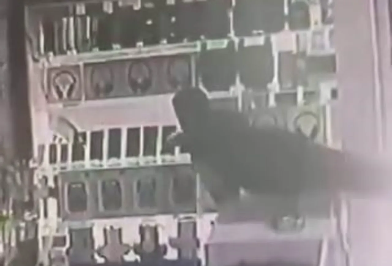 Böyle hırsızlık görülmedi! Masanın üstüne çıkarak telefon çalan çocuk kamerada