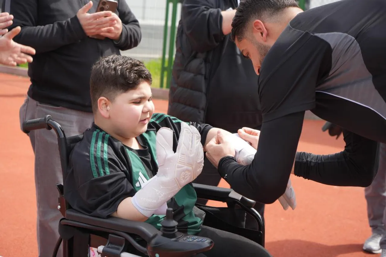 Kocaelispor taraftarı Demir, hediye edilen kaleci eldivenlerini giydi