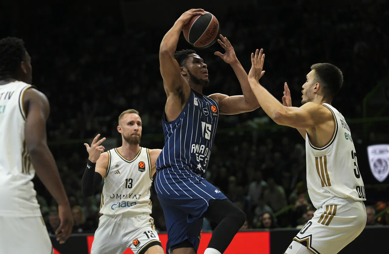 Anadolu Efes, 17 Nisan Cuma günü Yunanistan temsilcisi Panathinaikos AKTOR'a konuk olacak