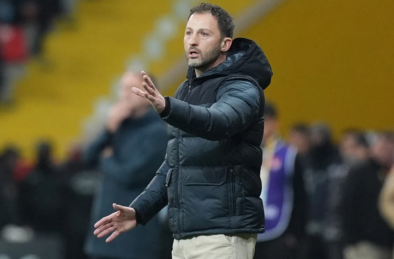 Domenico Tedesco yönetimindeki Fenerbahçe, Süper Lig'de Galatasaray'ın 2 puan gerisinde 66 puanla ikinci sırada yer alıyor.