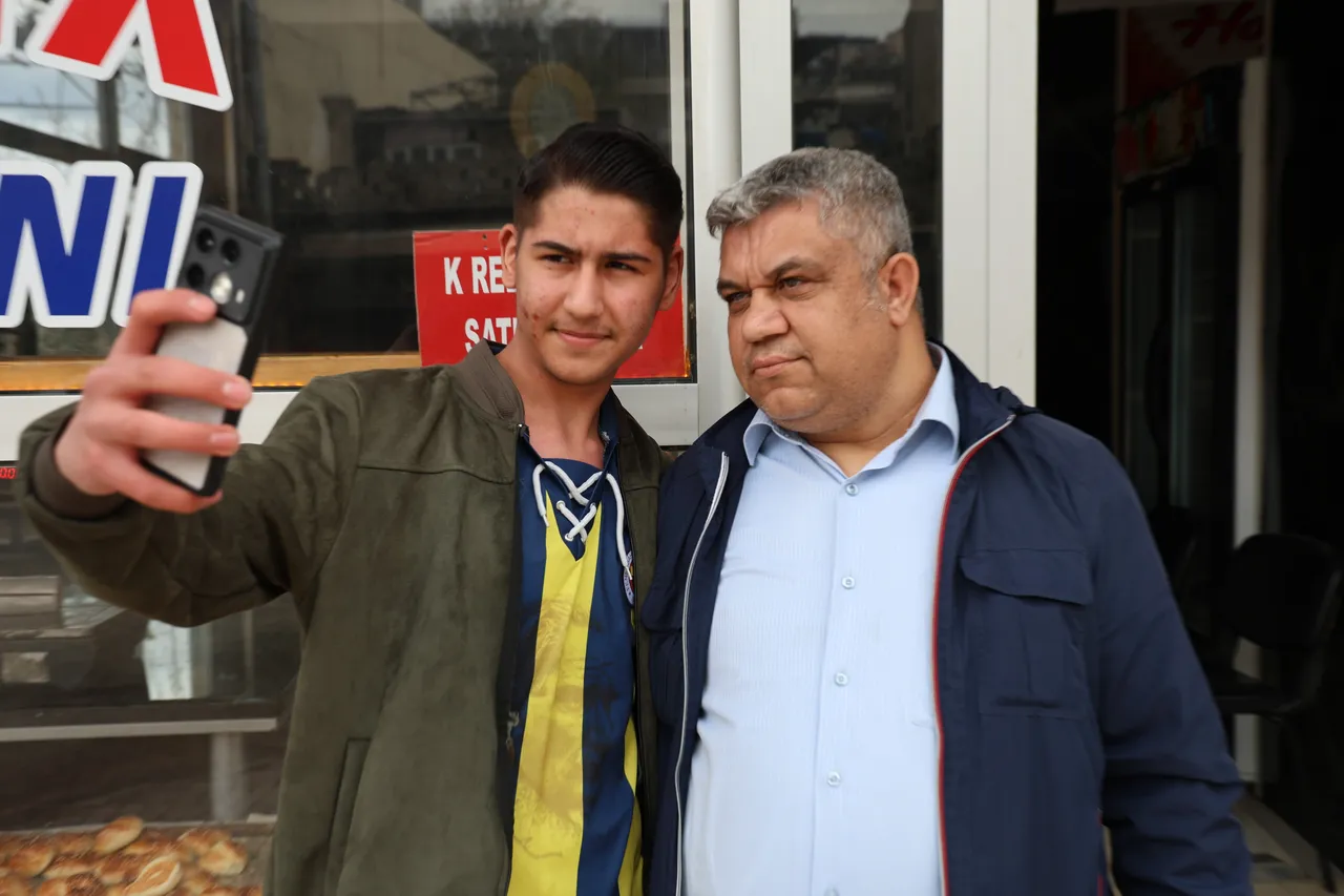 Gören fotoğraf çektiriyor! Gözleri 3 renk, hikayesi herkesi şaşırttı