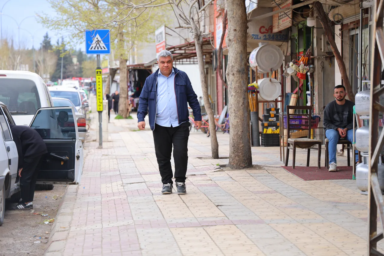 Gören fotoğraf çektiriyor! Gözleri 3 renk, hikayesi herkesi şaşırttı