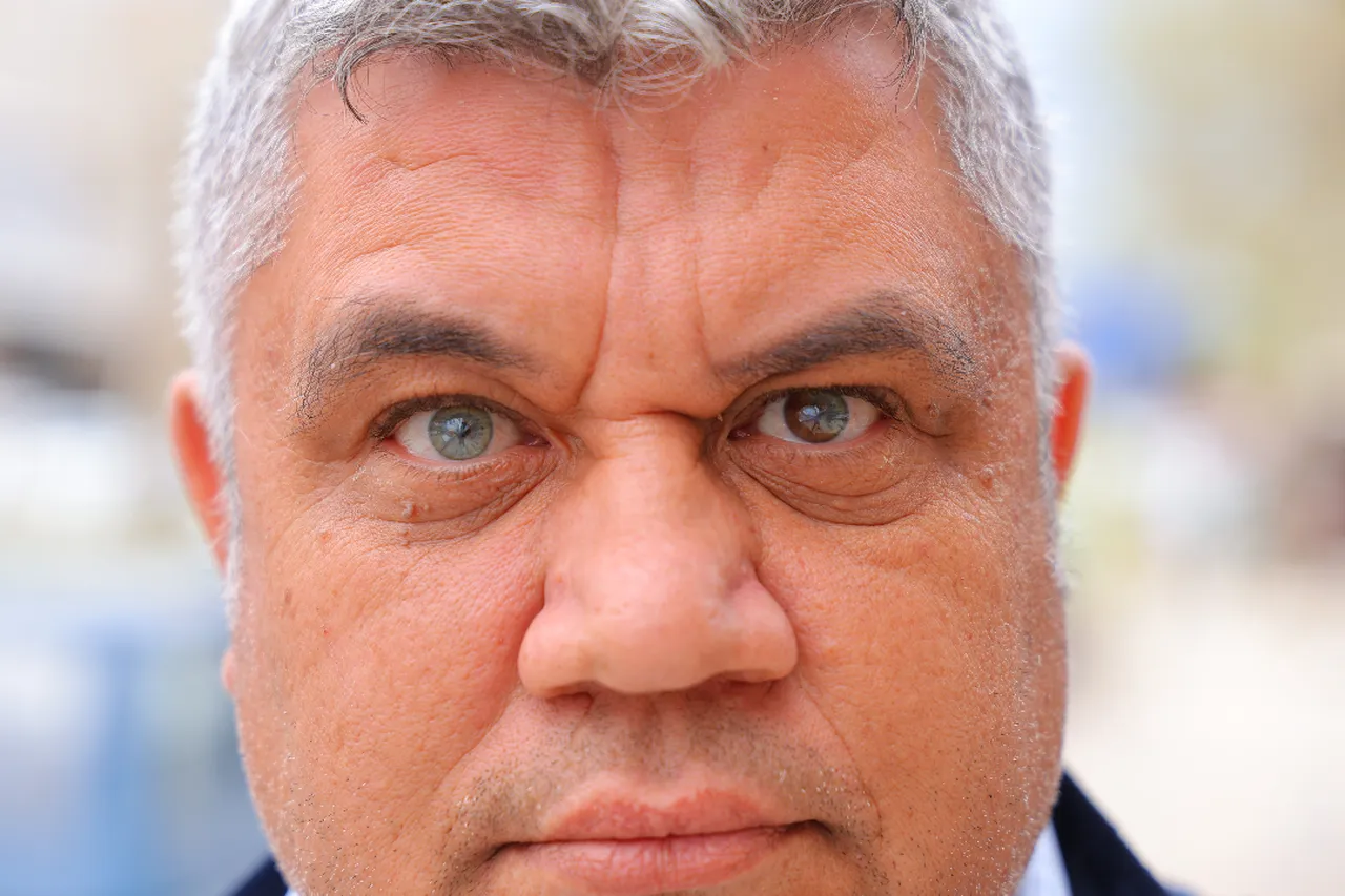 Gözlerine bakan dönüp bir daha bakıyor! Üç renkli gözleriyle görenlerin dikkatini çekiyor