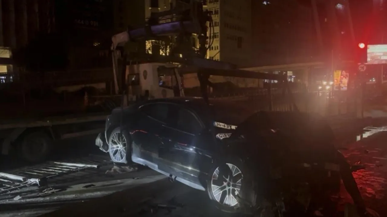 İstanbul'da lüks araç kaza yaptı! Yaralılar var