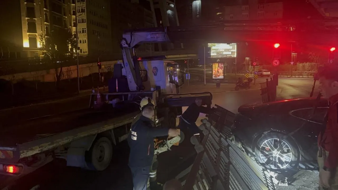 İstanbul'da lüks araç kaza yaptı! Yaralılar var