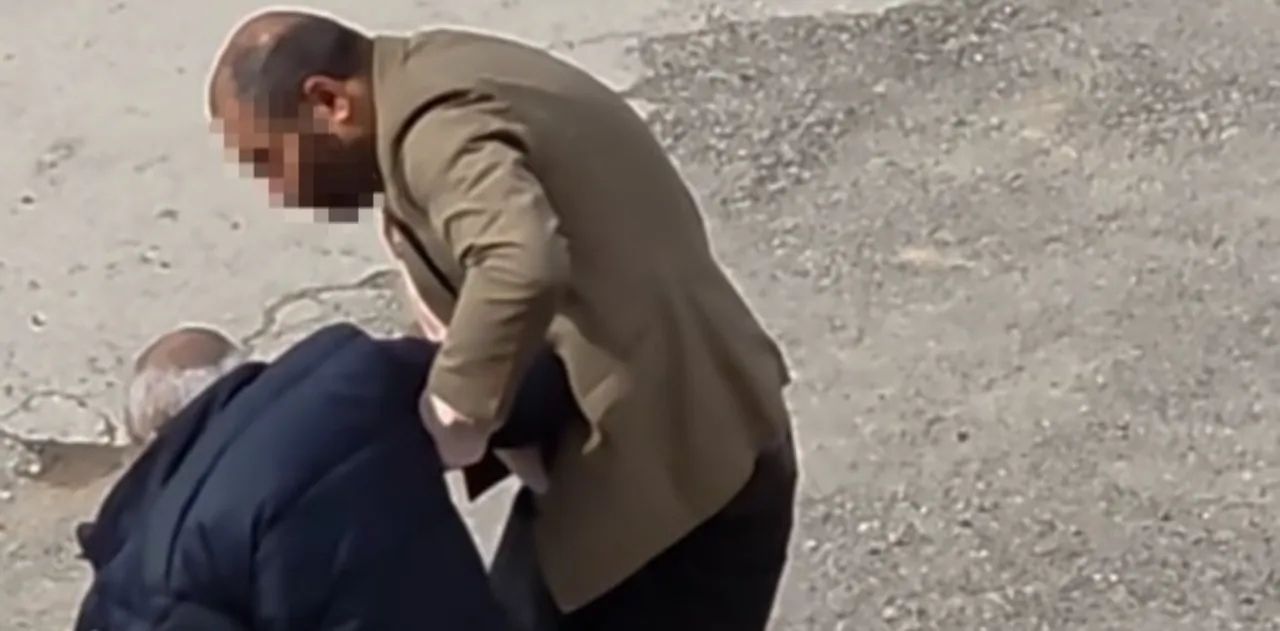 Kahramanmaraş'ta babasına kızdığı sanılan gencin darbedildiği anlar kamerada