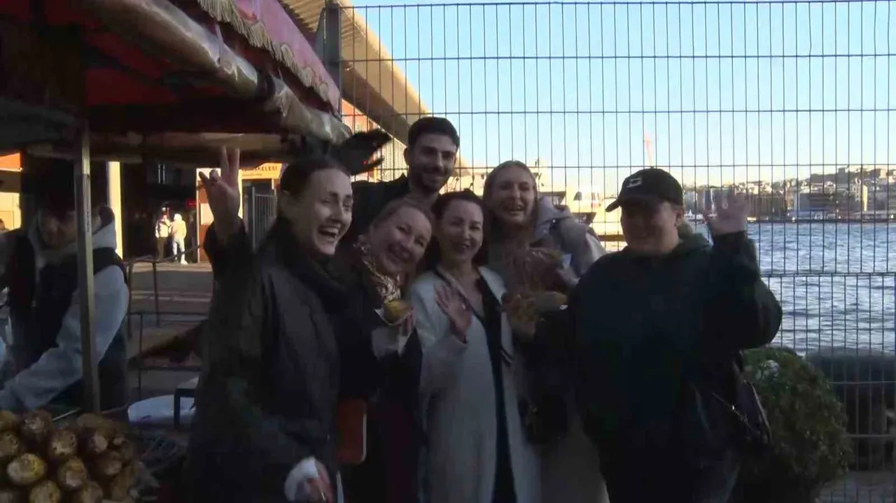 Karaköydeki yabancı turistlerin ilgi odağı oldu! Yakışıklı Mısırcı kim?