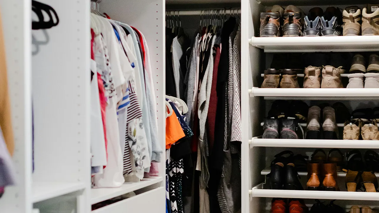 Kışlıkları kaldırma rehberi: Gardırop detoksu ve kıyafet saklama ipuçları