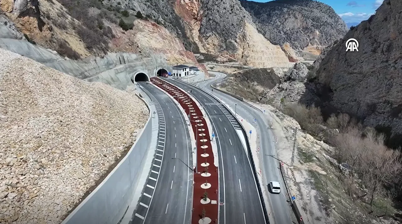 Mesafe 30 dakikadan 15 dakikaya düştü! Bakan Uraloğlu duyurdu, Çorum-Laçin yolu yarın açılıyor