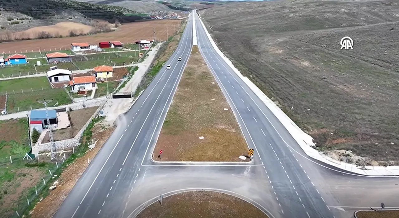 Mesafe 30 dakikadan 15 dakikaya düştü! Bakan Uraloğlu duyurdu, Çorum-Laçin yolu yarın açılıyor
