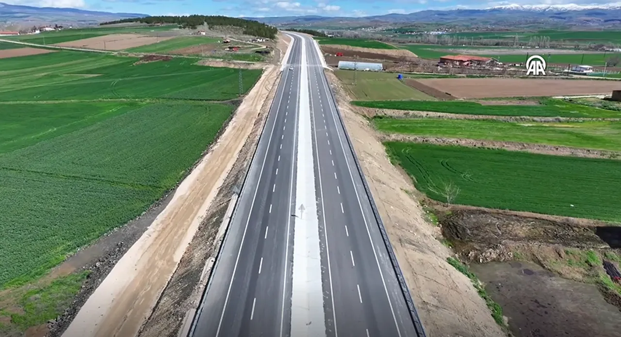 Mesafe 30 dakikadan 15 dakikaya düştü! Bakan Uraloğlu duyurdu, Çorum-Laçin yolu yarın açılıyor