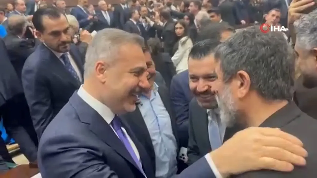 grup toplantısı sırasında Sefa Zengin'in, Dışişleri Bakanı Hakan Fidan ile de sohbet ettiği görüldü.