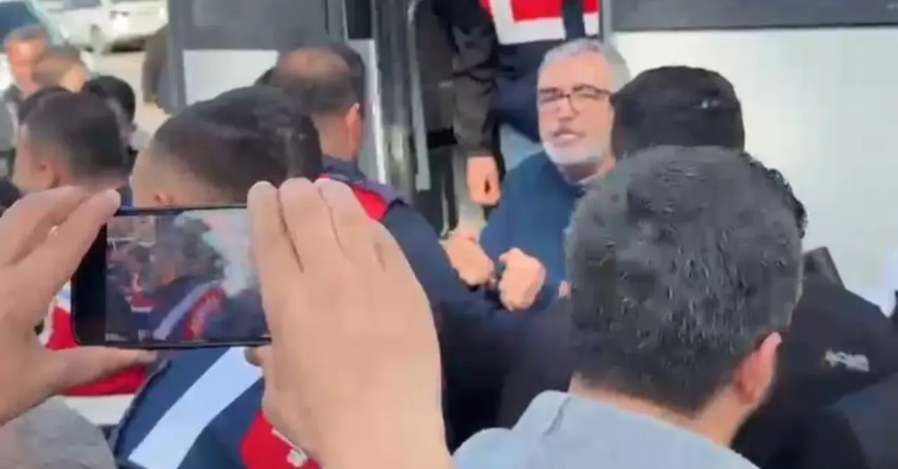 Özel izinle annesinin cenazesine geldi! Fadıl Akgündüz ile ekipler arasında tartışma çıktı