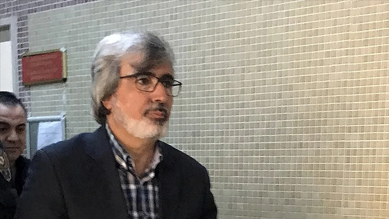 Özel izinle annesinin cenazesine geldi! Fadıl Akgündüz ile ekipler arasında tartışma çıktı