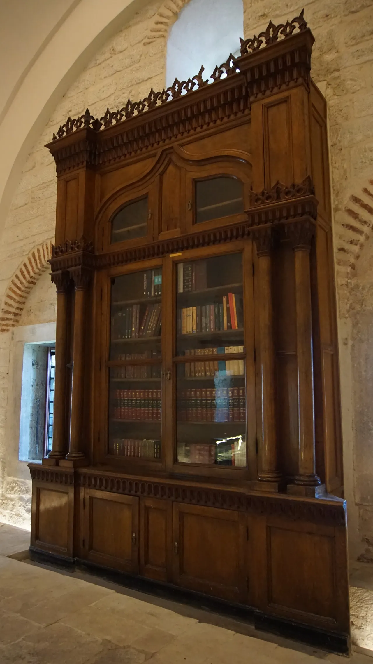 Sultan Abdülhamid  Beyazıt’ta muhafaza  edilen kitaplığı ceviz ağacından yapmış.