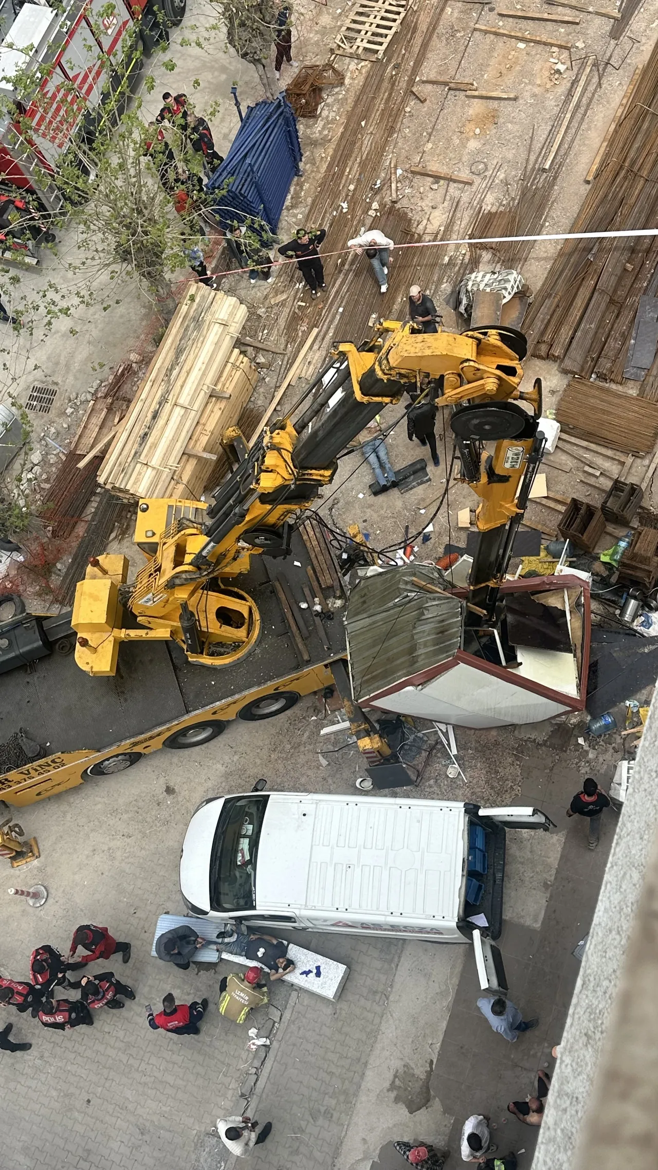 Vinç, işçilerin üzerine düştü! Yaralılar var