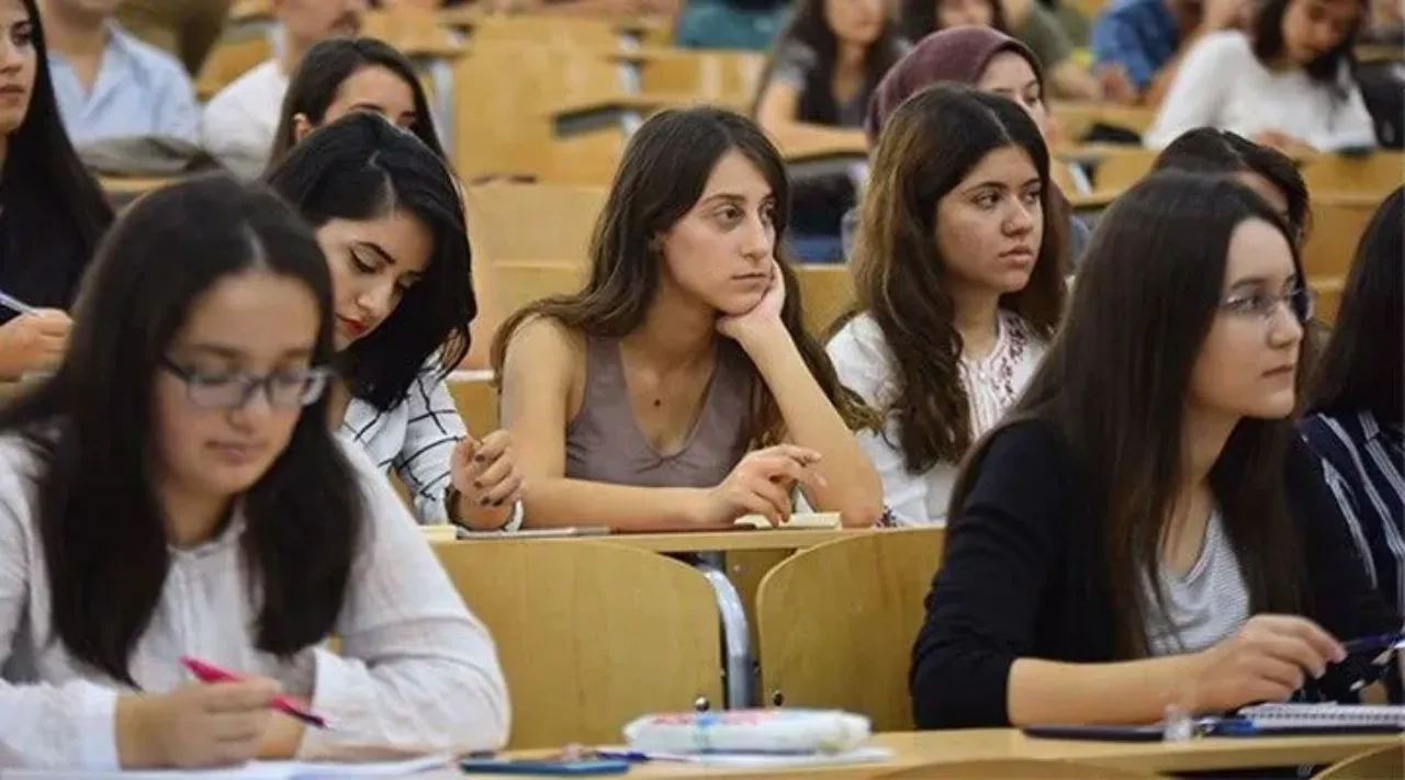 23 Nisan üniversiteler tatil mi, 22 Nisan okullar yarım gün mü?